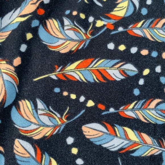 ⭐️ Feather print leggings ⭐️ - Picture 2 of 3